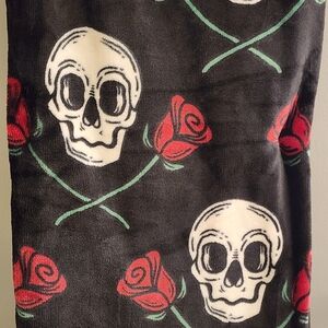 NWT Madame Troussous' Skull & Red Roses Oversized Plush Throw 50” x 70” NEW